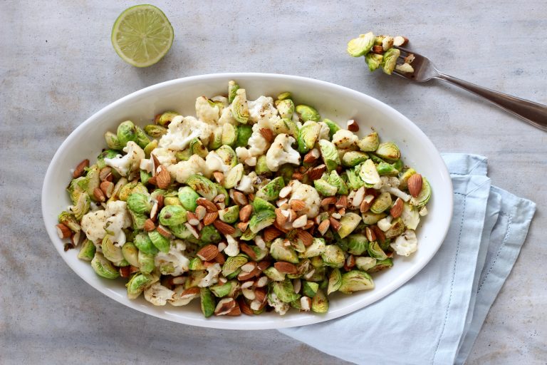 Rosenkålssalat Stegt salat af rosenkål blomkål lime og ristede mandler